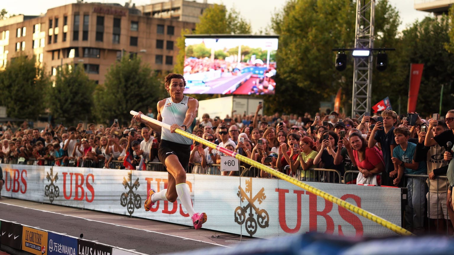 Duplantis clears 6.21m, Karalis 6.16m in historic pole vault contest in Lausanne:

Mondo Duplantis cleared 6.21m to win a historic pole vault contest against Emmanouil Karalis who soared 6.16m during the Wanda Diamond League city event in Lausanne, Switzerland, on Thursday (20).