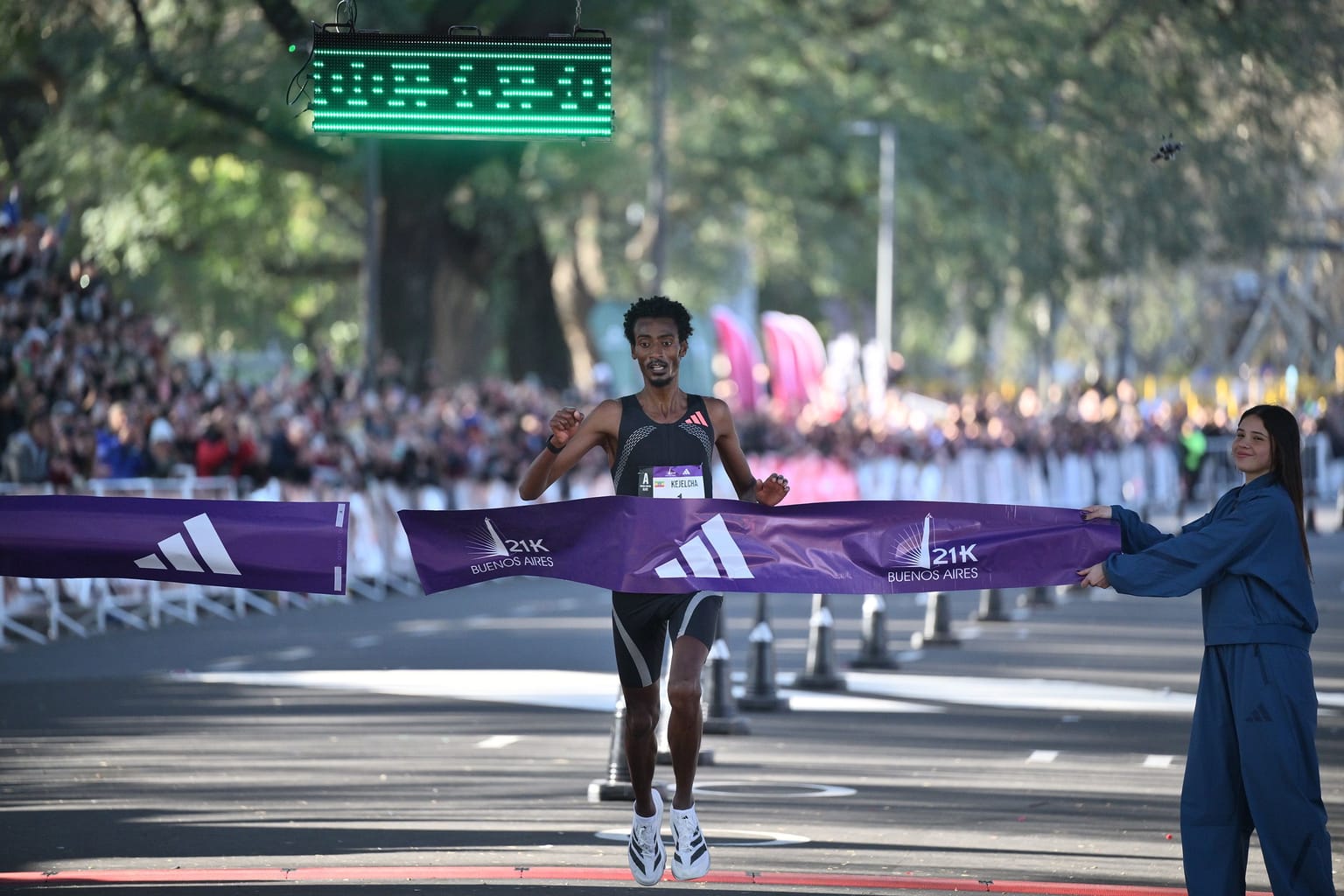 Kejelcha regains world half marathon record with 56:51 in Buenos Aires:

Ethiopia’s Yomif Kejelcha regained the world half marathon record*, running 56:51 at the Media Maratón Ciudad de Buenos Aires on Sunday (23)
