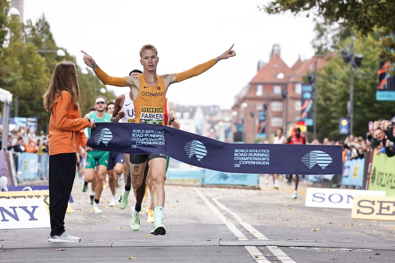 Farken surges to world road mile title in Copenhagen:

Coverage of the men's mile at the World Athletics Road Running Championships Copenhagen 26