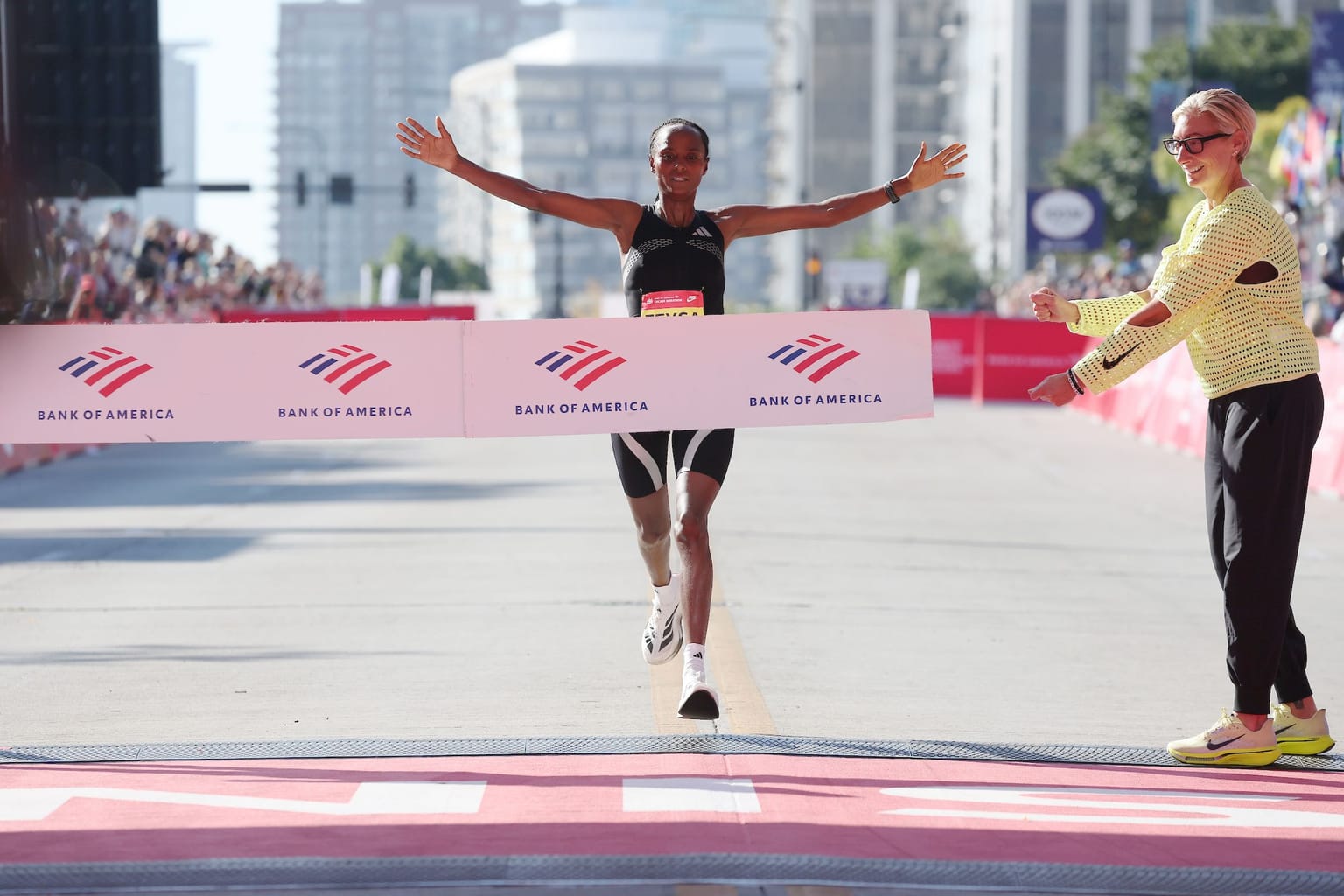 Feysa and Kipruto triumph in swift Chicago races:

Hawi Feysa retained her Bank of America Chicago Marathon title in 2:13:33 and Amos Kipruto won the men’s race in 2:01:09